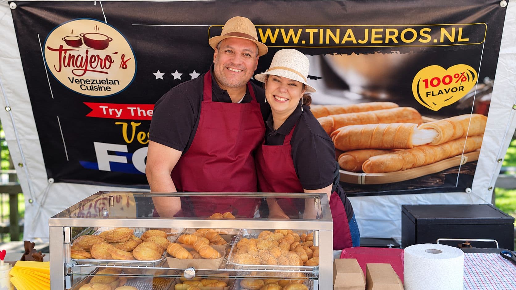 Ibelice y Cheo en su puesto de Tinajero's, compartiendo la gastronomía venezolana en los mercados